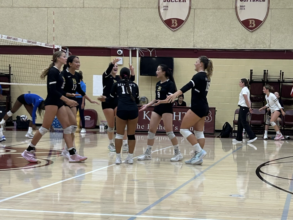 Team players Rebecca Liu (‘26), Avery Peckham (‘28), Angela An (‘27), Kasia Zwierzykowski (‘27), Sierra Lever (‘25), and Myah Koster (‘27) celebrated every point they gained with triumphant cheers. After each round, they gathered in the middle to center themselves before the next game.